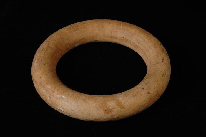 Hoedenmal ring van naturelkleurig hout "86 / 22 1/2"