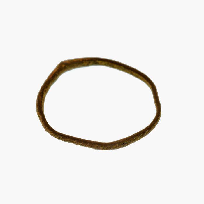 Smalle koperen ring met touwdecor versierd