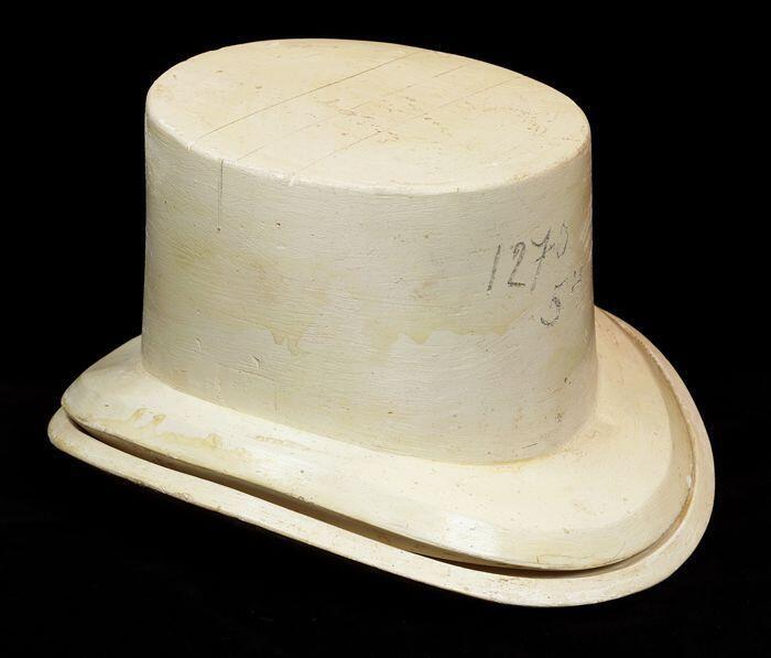 Hoedenmal van gips, bestaande uit een kern (B) en buitenvorm (A), model hoge hoed, "1270, 54"