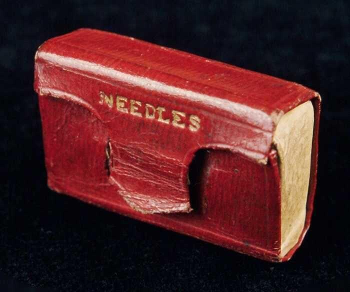 Naaldendoos in de vorm van een rood miniatuur boek, "Needles"
