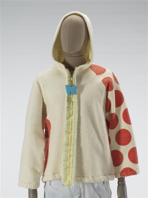 Vest, wit katoen/polyester, linkermouw bedrukt met rode cirkels, rechtervoorpand bedrukt met rood…