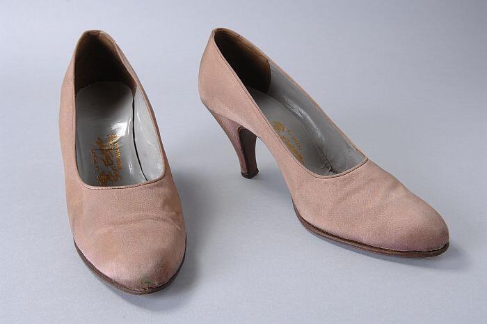 Oudroze satijnen pumps met spitse neus en smalle louishak