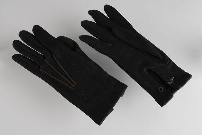 Paar korte rouwhandschoenen van dik zwart tricot, drie naden op de rug, clip-sluiting