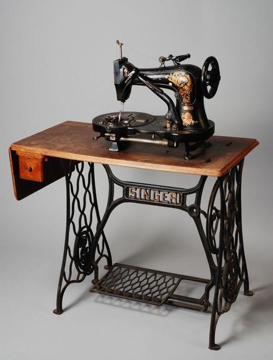 Singer knoopsgatmachine van kleermakerij De Klerk