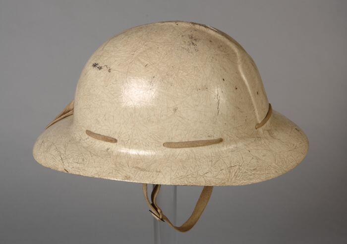 Brandweerhelm (?) van wit kunststof