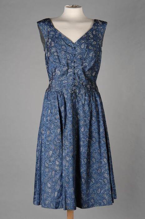 Japon of cocktaildress van blauwe zijde met grijze blauwe motieven