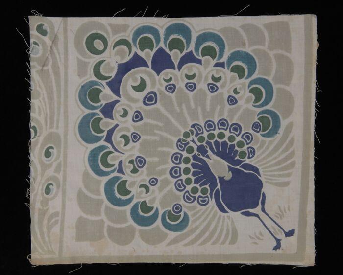 Stofstaal, katoen met dessin van een pronkende pauw in tinen blauw, groen en grijs, Kralingse…