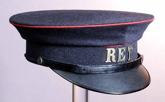 Grijze ronde herenpet, onderdeel RET-uniform