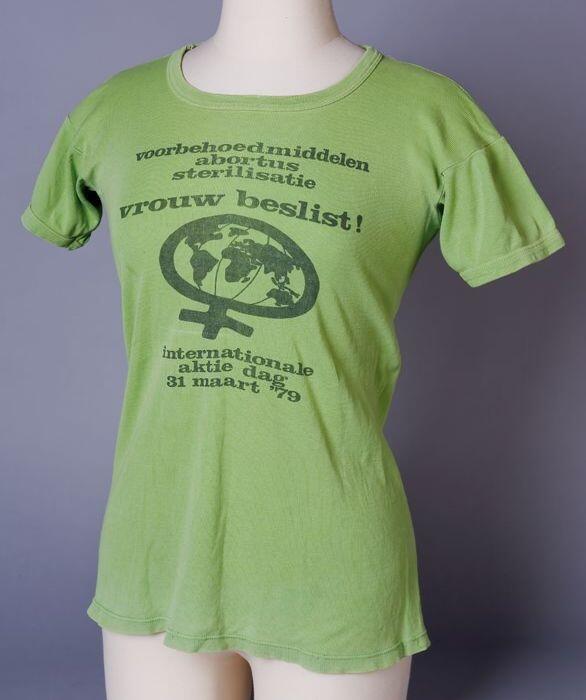 T-shirt van groen katoen met "voorbehoedsmiddelen abortus sterilisatie vrouw beslist!…