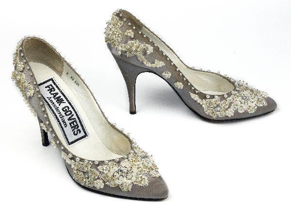 Een paar schoenen, model pumps, bekleed met grijze zijde, gegarneerd met borduursel van…