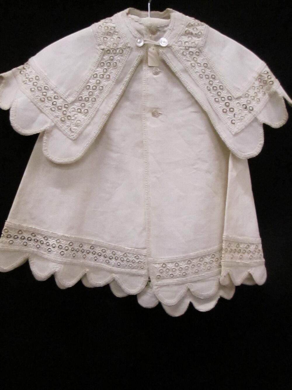 Dooponderjurk / Cape of pelerine (kind, kleuter) van wit katoenen piqué met borduursel, behorende…