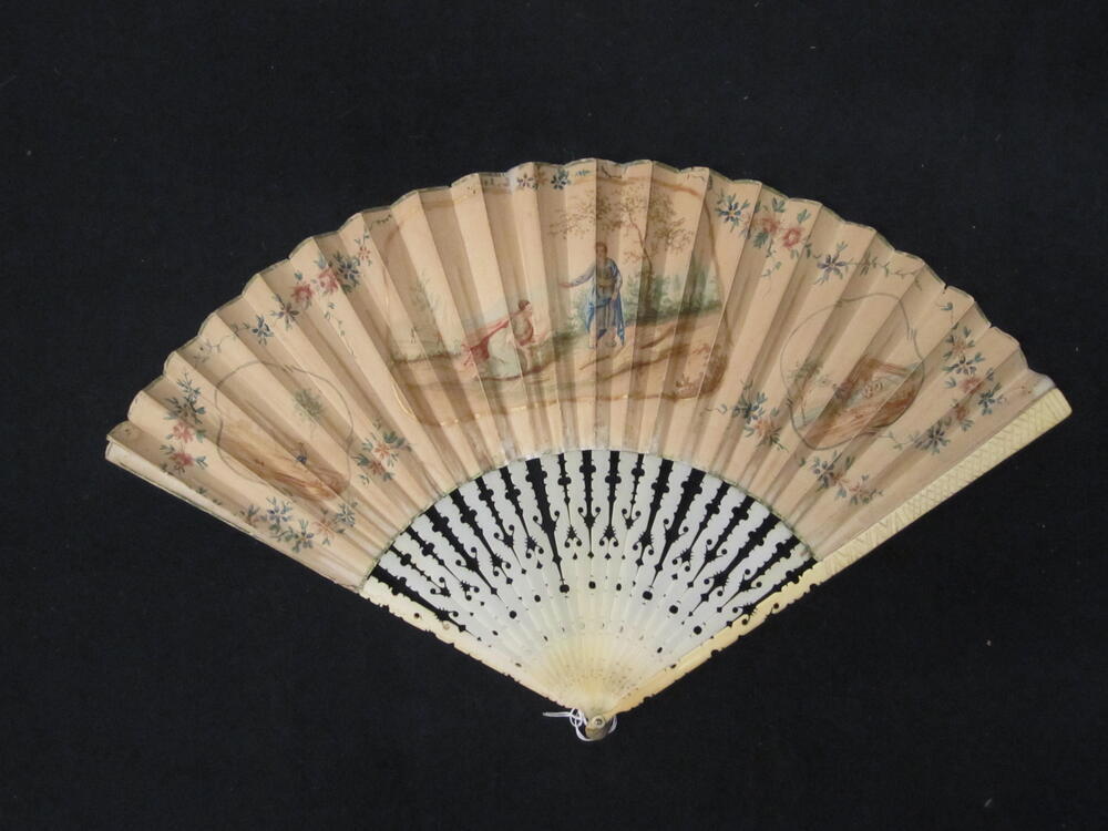 Vouwwaaier, montuur van ivoor met uitgesneden contouren, blad van papier met drie medaillons, in…