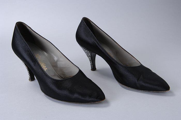 Zwarte satijnen pumps met strass-steentjes bezette naaldhakken