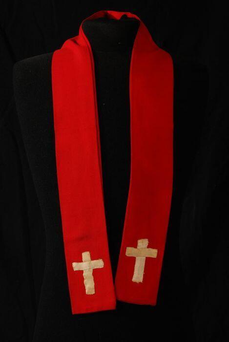 Kinderstola van rode stof met geappliqueerde kruizen van glanzende lichtgele stof