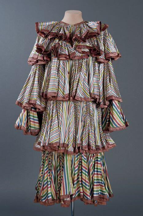 Rood, wit, blauw, groen, geel gestreepte robe manteau in etages, geplisseerd