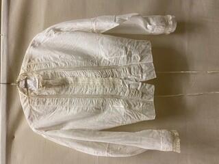 Blouse van wit katoenbatist, verticale ingerimpelde stroken, garnering en entredeux van kloskant