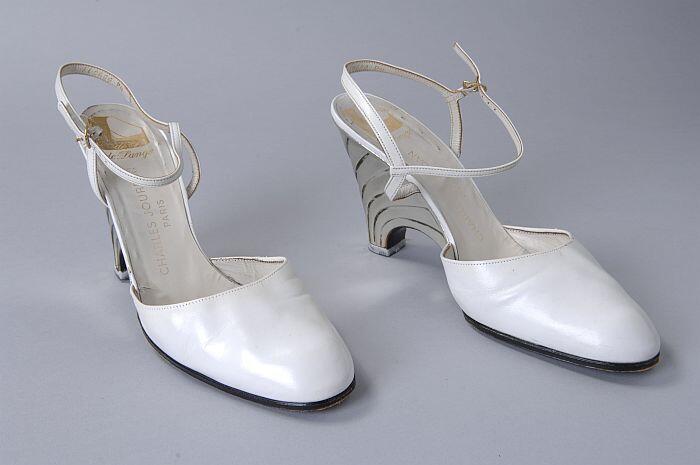 Witte schoenen met hakkenbandje, over de enkel sluitend met bandje en goudkleurig gespje, model…