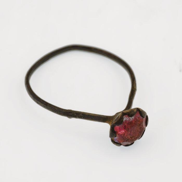 Ring met roze stukje glas
