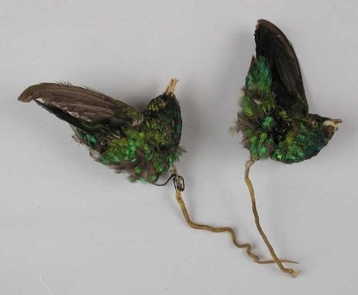 Verendecoratie, opgezette kolibrie met iriserend groene veertjes, op metaaldraad