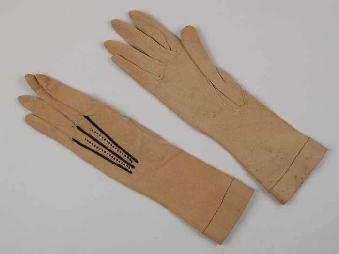 Paar korte dameshandschoenen van beige tricot katoen met drie zwarte en twee zwart-witte naadjes