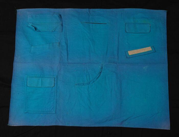 Naaiproef, lap van blauwgroen flanel met voorbeelden van verschillende zakken