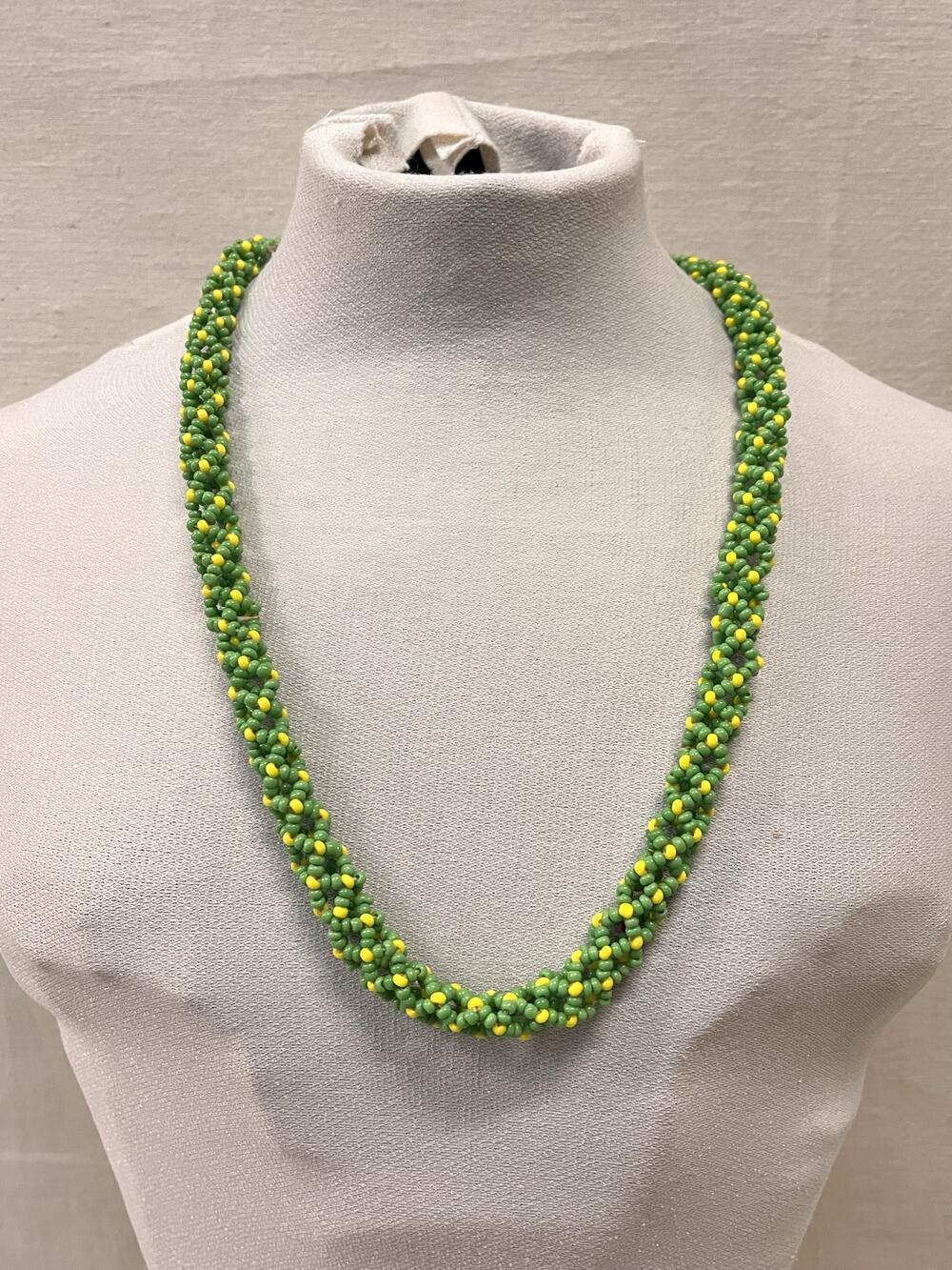 Ketting, geknoopt met geel/groene kralen, open