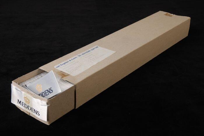 Kledinglabels met "Meddens", in een kartonnen doos