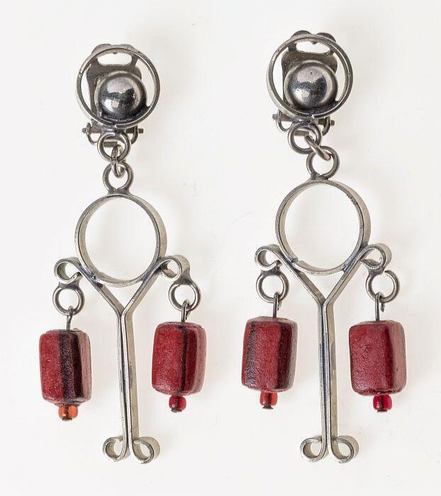 zilverkleurige oorhangers, clips, met rood geverfde houten kralen