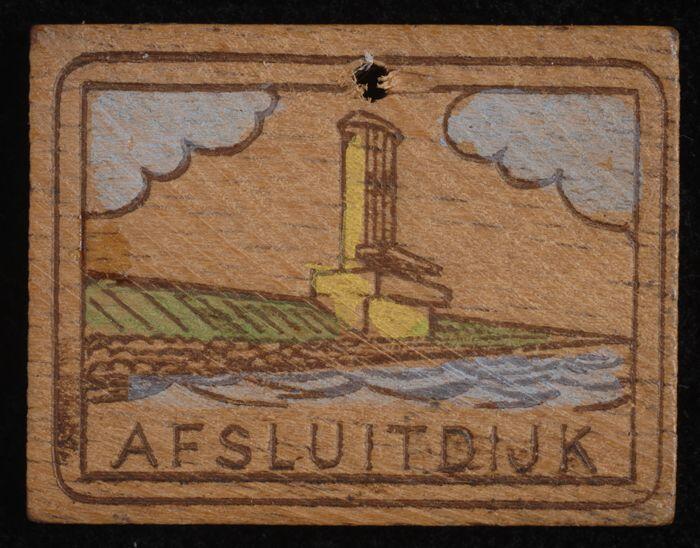 houten winterhulpspeld met daarop ingestempeld en ingekleurd tafereeltje van de "Afsluitdijk",…