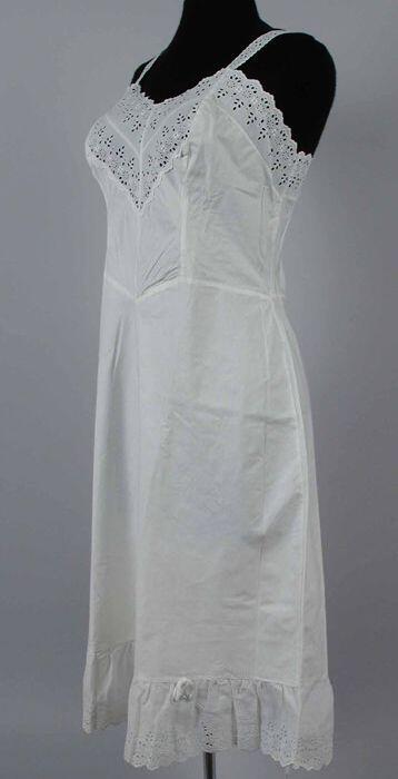 Halflange gerende witte onderjurk met brede rand broderie bovenaan en ruche broderie onderaan
