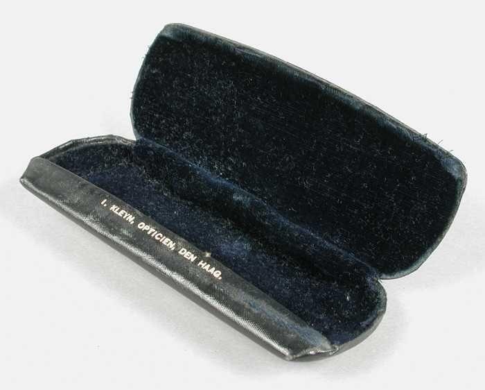 Brillenkoker van metaal overtrokken met donkerblauw kunststof met een kubusachtig patroon,…