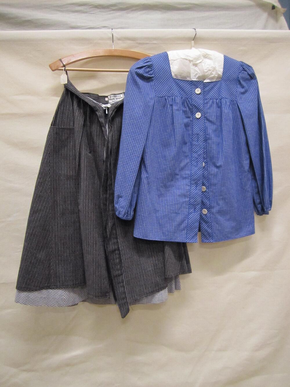 Ensemble van blauw/wit geruite katoen, zogenaamde ' novicen-stof', bestaande uit blouse en rok met…