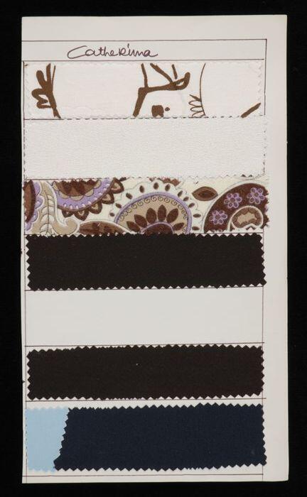 Stalenblad met zeven opgeplakte stoffen van de collectie van Cargelli uit 1969