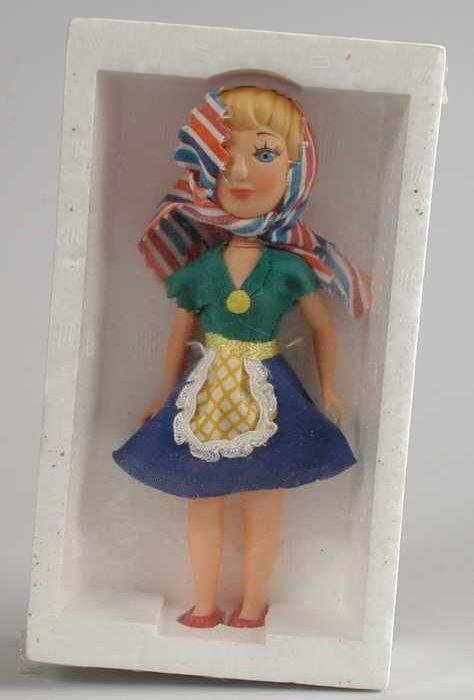 Kleine pop van roze gekleurd plastic, reclame-uitgave Biotex in piepschuim verpakking