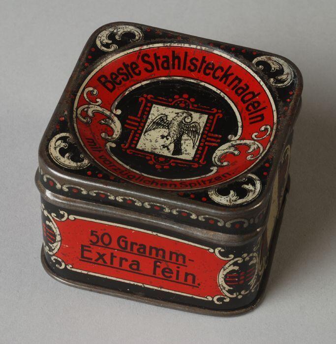Halfhoog vierkant rood, wit en zwart blik, "Beste Stahlstecknadeln"