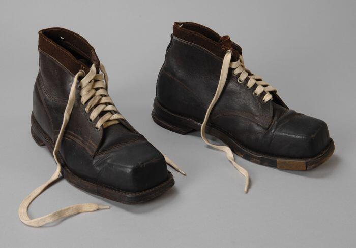 Donkerbruine bergschoenen met vetersluiting en vierkante neus, dikke zool met metalen…