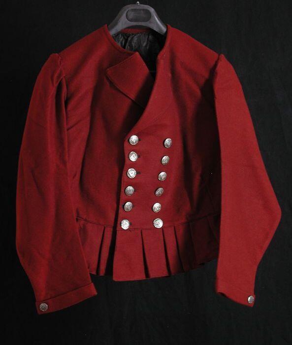 Kostuum met bruin jak en groene broek voor historische optocht 1913