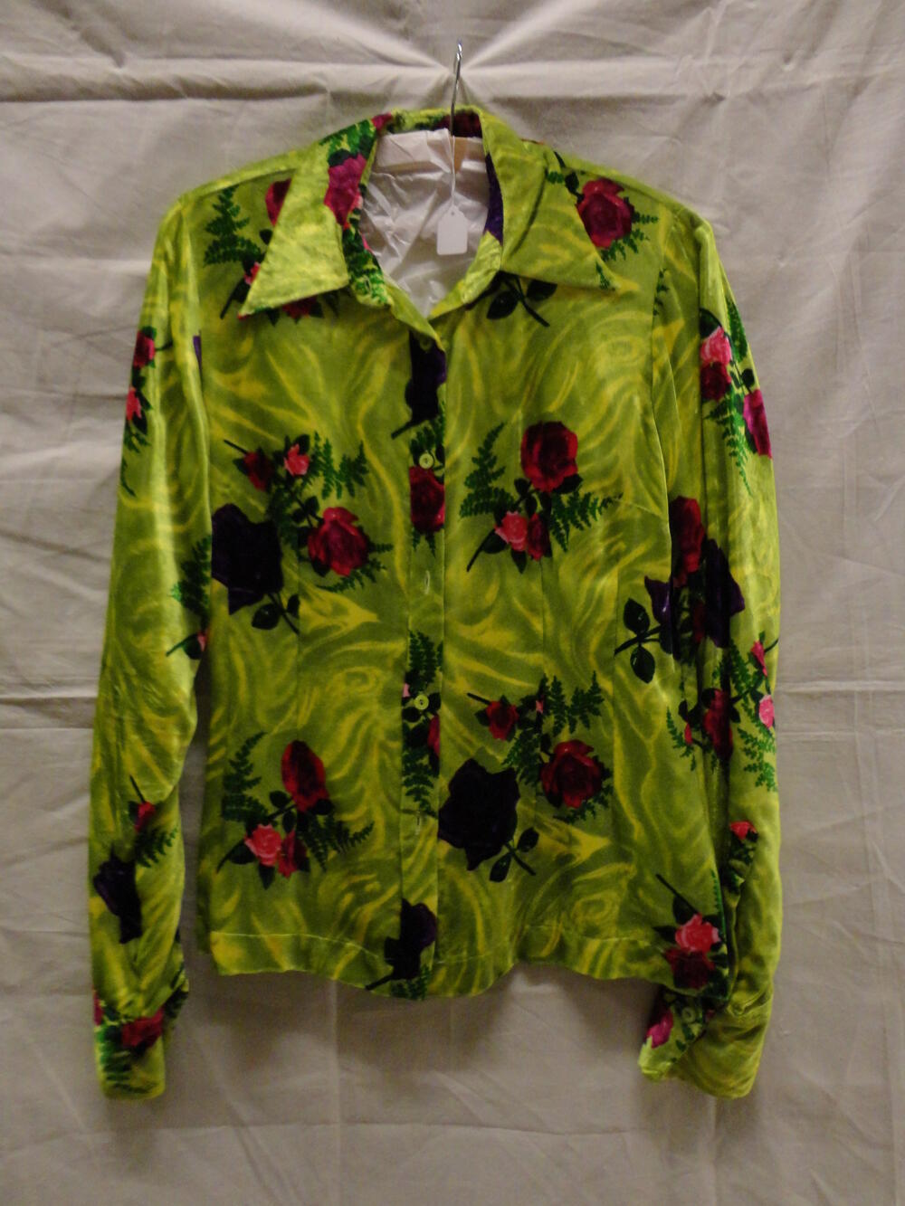 Blouse van limegroen "glansfluweel" bedrukt met roze en paarse rozen