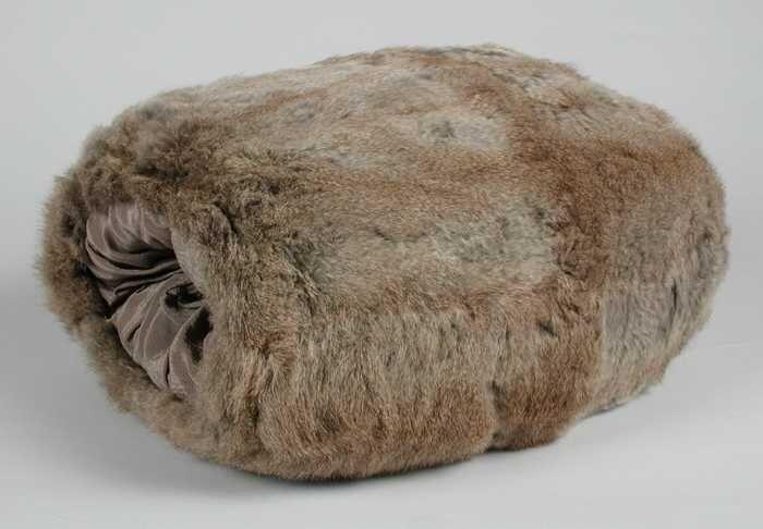 Kleine mof van dicht zacht grijs en beige gemêleerd bont, voering van beige zijde zeehond