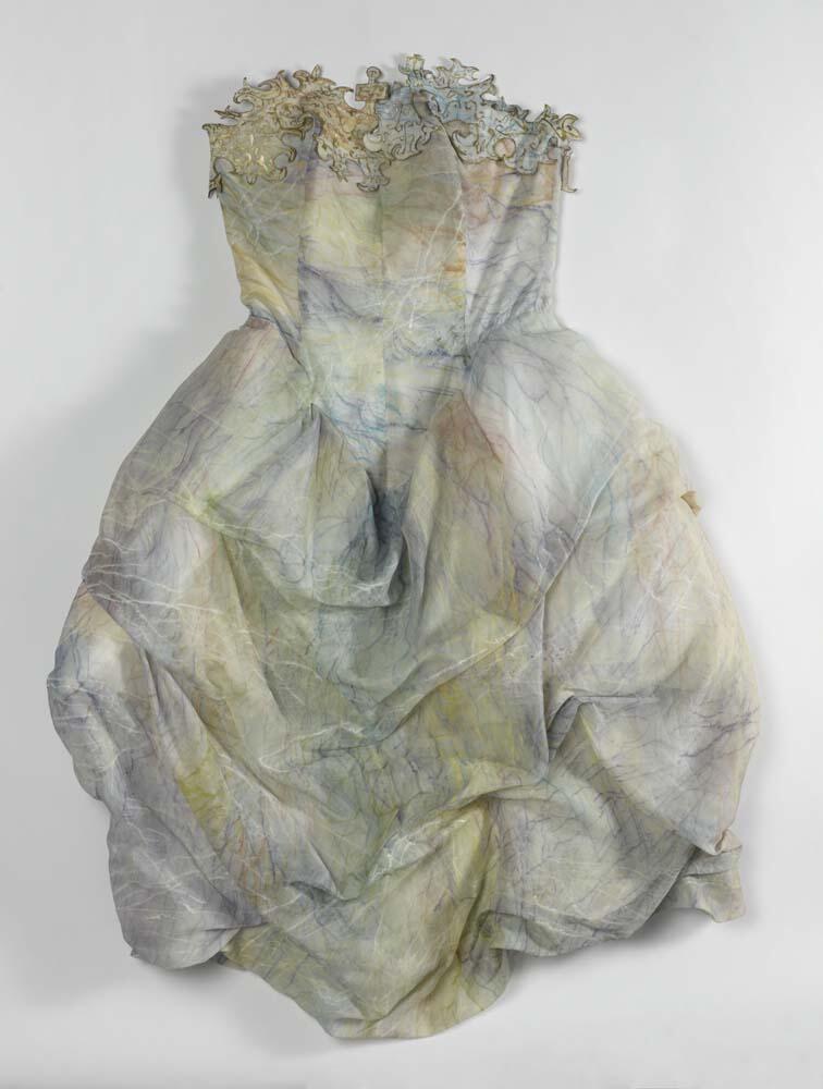 Avondjurk, strapless model van transparante zijden organza, handbeschilderd met pastelkleuren en…