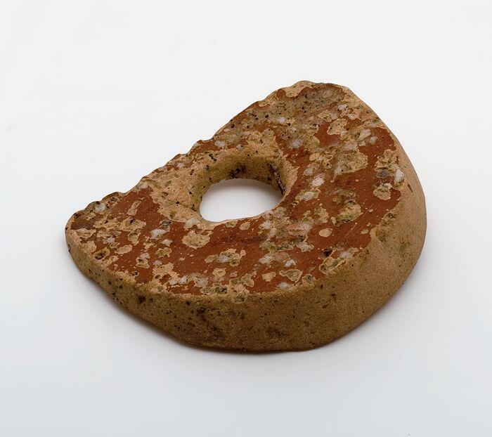 Aardewerk spinklos uit fragment terra sigillata wrijfschaal gemaakt