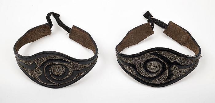 Paar zwarte lakleren armbanden met borduursel in zilverraad