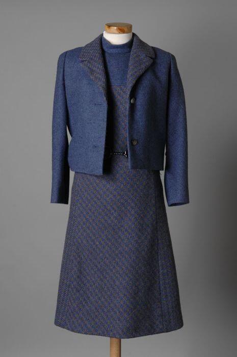 Ensemble, mouwloze rechte japon (2) met jasje (1) en ceintuur (3) van lavendelblauwe wolmet …