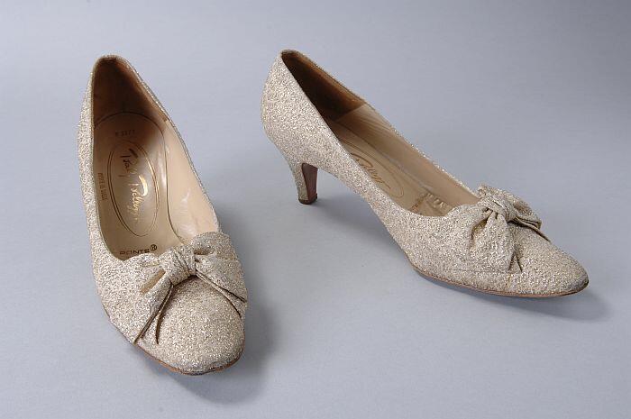 Pumps van goudkleurig en ecrukleurig textiel met strikje op de voorvoet en louishakje, spitse neus,…