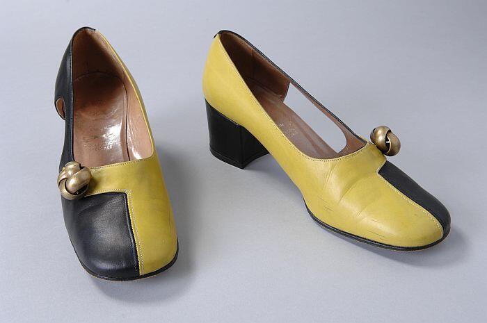 Felgeel met zwarte leren pumps, gele sierwreefband met messing sierknoop