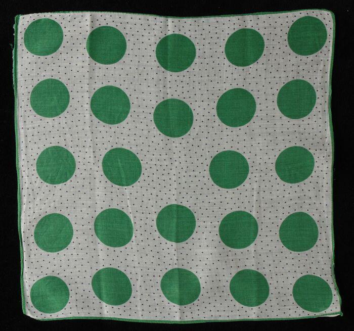 Vierkante wit katoenen zakdoek met opdruk van grote groene cirkels en kleine zwarte stippen