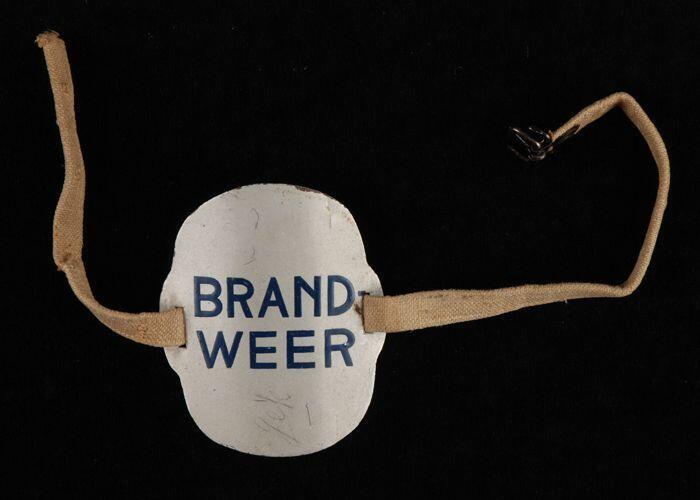 Armschild van de bedrijfsbrandweer van Van Nelle met "brandweer"