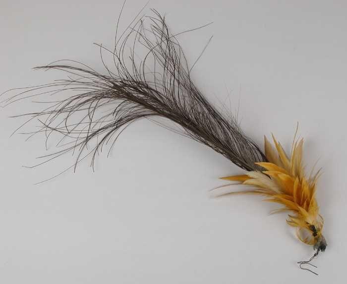 Veren hoedencorsage, twee donkerbruine aigrettes en onderaan een toef okergeel geverfde kleine…