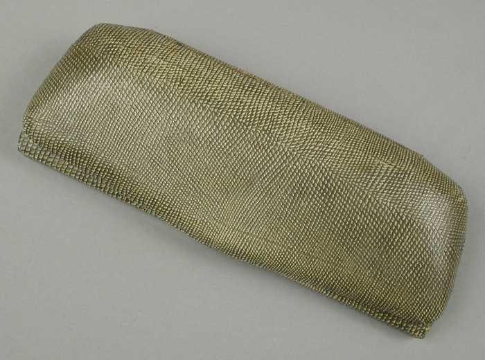 Brillenkoker bekleed met imitatie reptielenleer, binnenzijdebekleed met bordeauxrood fluweel