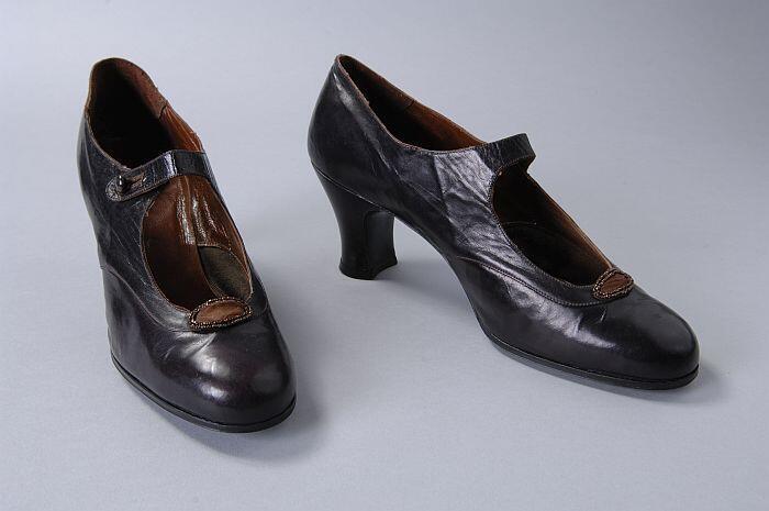 Glanzende donkerpaarse leren hakschoenen met wreefbandje met knoopsluiting en siergesp met glazen…